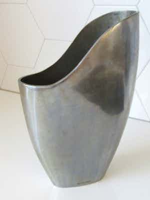 Anna Efverlund - Grote Aluminium Design Vaas verkocht voor € 35!