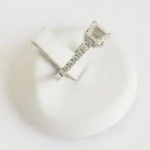 AcheterDiamanten solitaire ring? Enchérissez de 2650!