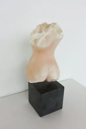 Angelo Moyano - Sculptuur van natuursteen / albast op sokkel, Vrouwentorso kopen? Bied vanaf 400!