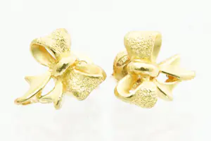 62- Fraai gedetailleerde set 20krt geel-gouden oorschroeven - "strik" model kopen? Bied vanaf 240!