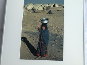 Jan Banning - Grote ingelijste foto , “Voorbereidingen voor een operatie, Cambodja” kopen? Bied vanaf 75!