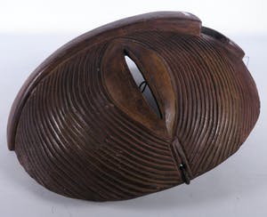 Luba - Groot rond masker met groeven en gekruiste mond. kopen? Bied vanaf 20!