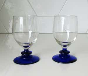 Niet of onleesbaar gesigneerd - Twee art deco stijl wijnglaasjes met blauwe voet verkocht voor € 1!