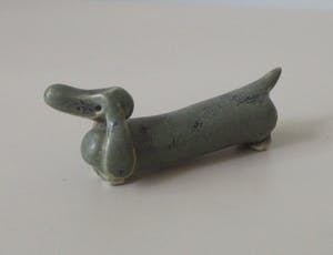 Niet of onleesbaar gesigneerd - Twee keramische teckels kopen? Bied vanaf 1!