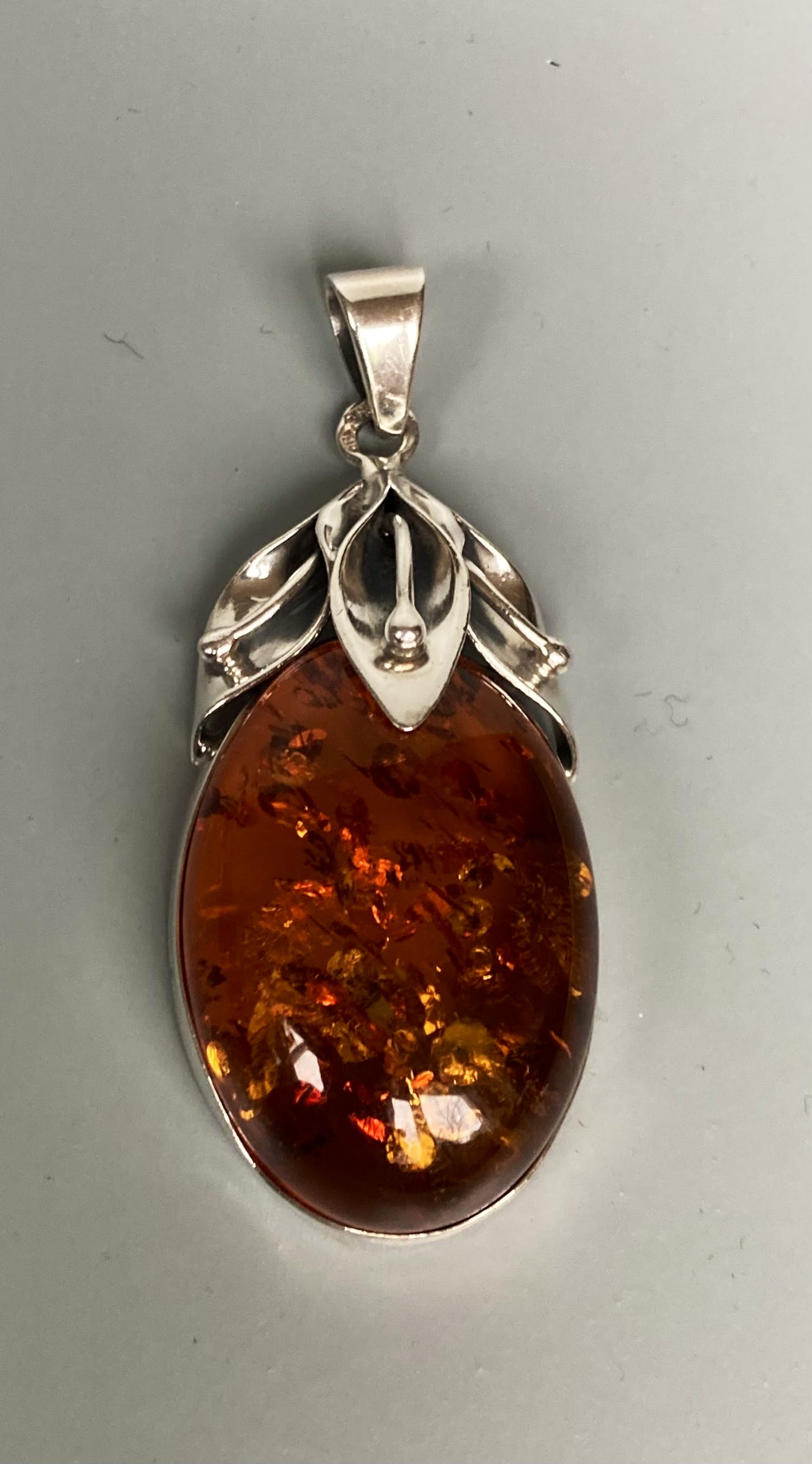 Internationaal Zilver - 925 - grote hanger barnsteen in florale setting kopen? Bied vanaf 90!