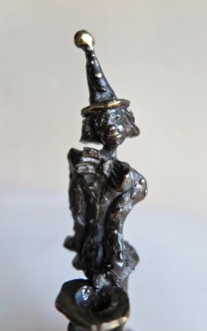 Corry Ammerlaan - Clown houdt hoed op -Beeld op mooi geprofileerd bronzen basement -deels verguld kopen? Bied vanaf 1!