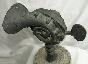 Niet of onleesbaar gesigneerd - Bronzen beeld op betonnen voet , "Autoclaxon" kopen? Bied vanaf 1!