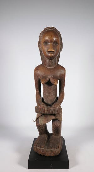 Tabwa - Hout, Gehurkt vrouwenfiguur kopen? Bied vanaf 1!