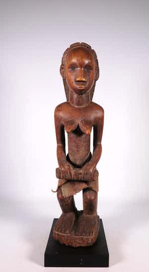 Tabwa - Hout, Gehurkt vrouwenfiguur verkocht voor € 1!