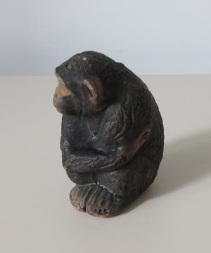 Tilgmans Keramik - Keramisch plastiekje van een zittende aap kopen? Bied vanaf 1!