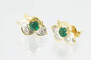 38 -  Paar elegante 14 Kt gouden en 0.30ct diamanten oorstekers - met smaragd kopen? Bied vanaf 80!