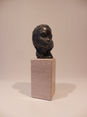 Niet of onleesbaar gesigneerd - Stenen sculptuur op Marmeren Sokkel PEINZEND MEISJE kopen? Bied vanaf 1!