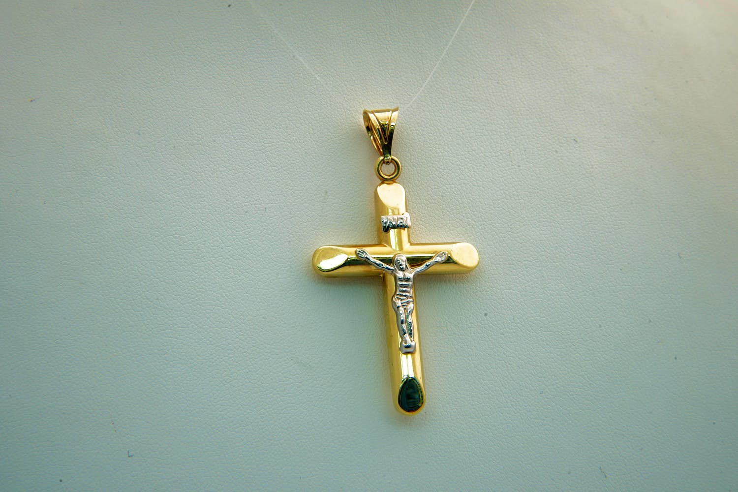 26 - Mooi bewerkte en zo goed als nieuwe 14 karaat bi-color gouden kruis hanger kopen? Bied vanaf 150!