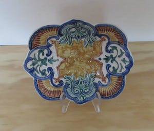 Niet of onleesbaar gesigneerd - Italiaans Antiek Majolica schaaltje kopen? Bied vanaf 1!