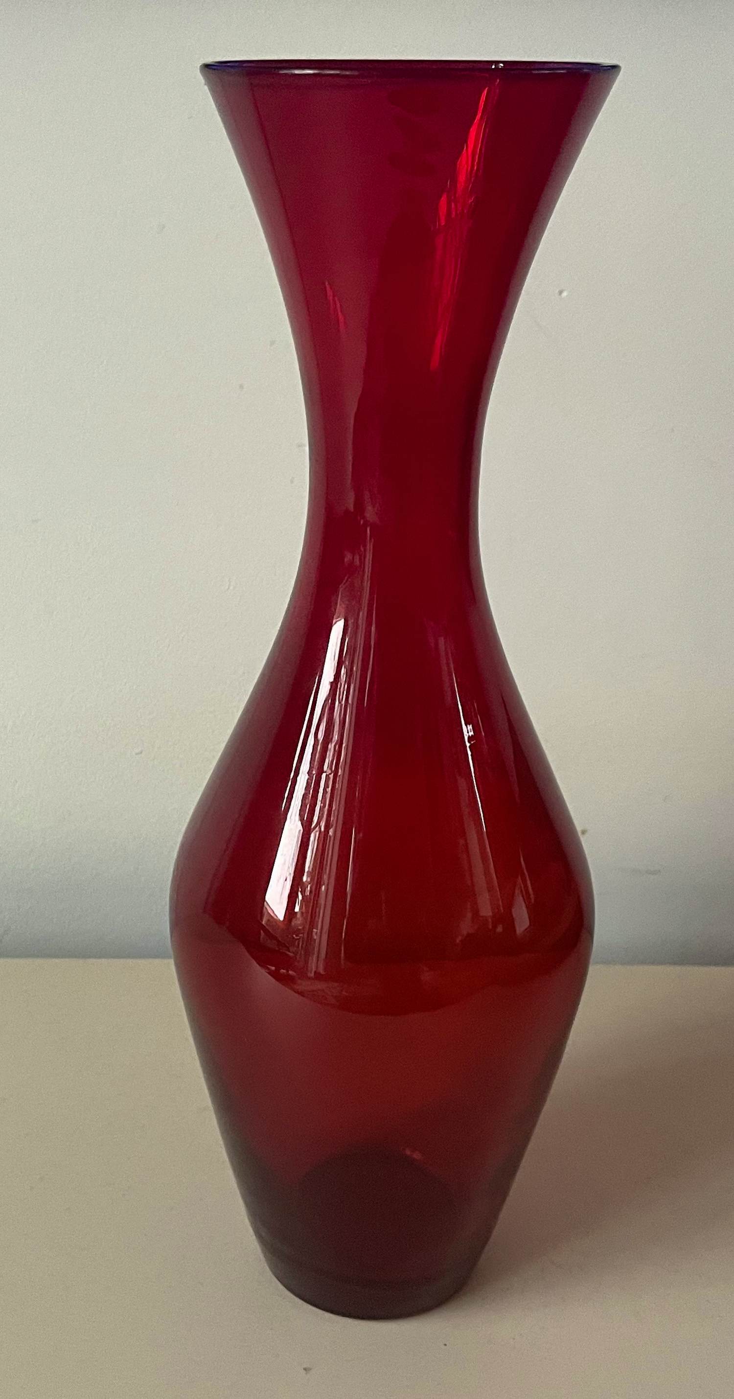 Reijmyre Glasbruk - vintage robijnrode vaas ontwerp Monica Bratt kopen? Bied vanaf 40!