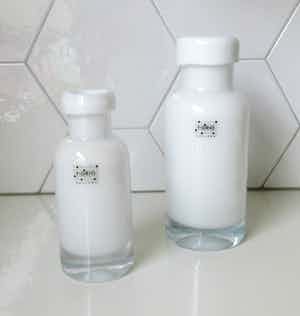 Fidrio - Twee witte flesvaasjes verkocht voor € 24!