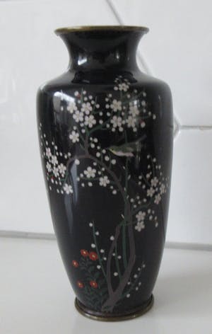 Niet of onleesbaar gesigneerd - Japans donkerblauw Cloisonne vaasje kopen? Bied vanaf 1!