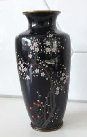 Niet of onleesbaar gesigneerd - Japans donkerblauw Cloisonne vaasje verkocht voor € 1!