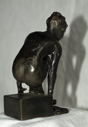 Niet of onleesbaar gesigneerd - Bronzen beeldje , “Meisje aan het water“ kopen? Bied vanaf 1!