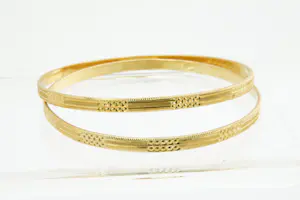 39 - TWEE (2) Aziatische 20 karaats gouden afgewerkte armbanden met motief kopen? Bied vanaf 1060!