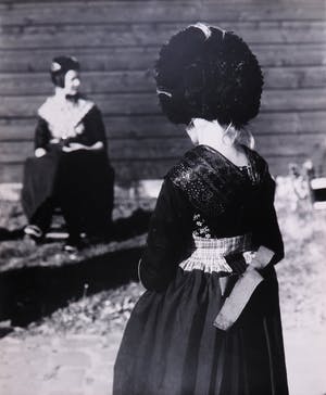 Marianne Dommisse - Foto, Meisje uit Staphorst met kledingdracht kopen? Bied vanaf 1!