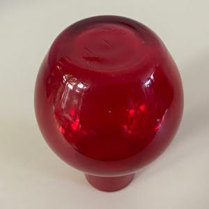 Niet of onleesbaar gesigneerd - Vintage robijn rood schoorsteen glazen vaasje kopen? Bied vanaf 1!