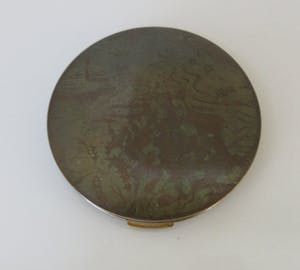 Niet of onleesbaar gesigneerd - Art deco gedecoreerde messing poederdoos van Stratton Engeland kopen? Bied vanaf 10!