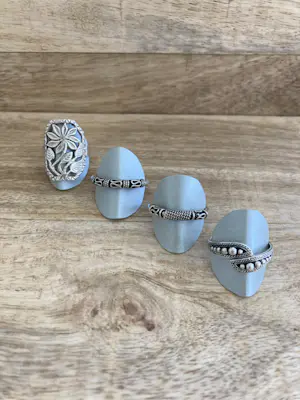Een lotje van vier zilveren ringen kopen? Bied vanaf 25!