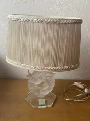 Rene Lalique - Tischleuchte mit Vögeln, gefrostetes Glas kopen? Bied vanaf 490!