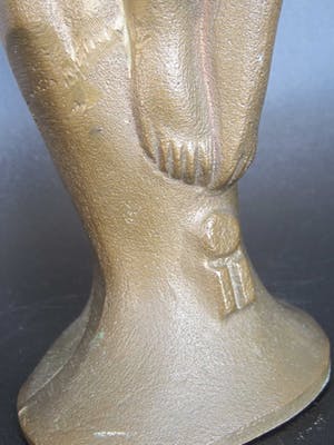 Brons (Onbekend) - Zittende vrouw op handen gedragen. kopen? Bied vanaf 75!