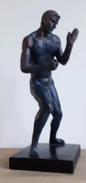 Niet of onleesbaar gesigneerd - Beeld/figuur "Onbewapende Weerstand" kopen? Bied vanaf 1!