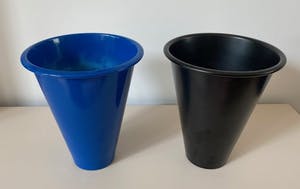 Niet of onleesbaar gesigneerd - Parisotto - Twee originele Memphis stijl design vazen kopen? Bied vanaf 1!