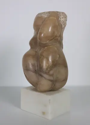 Monica van Dael - Sculptuur van natuursteen / albast, Vrouwentorso kopen? Bied vanaf 200!