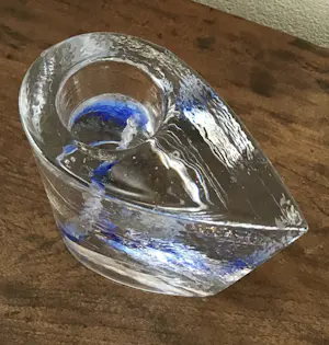 Kosta Boda - Zware kaarsenhouder gemerkt en museum glas slingervaas kopen? Bied vanaf 50!