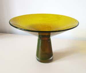 Niet of onleesbaar gesigneerd - Olijfgroen vrij geblazen glazen object verkocht voor € 1!