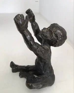Astrid Veldhuyzen-Koppen - Sculptuur “ Kind met gestrekte armen “. Gesigneerd kopen? Bied vanaf 1!