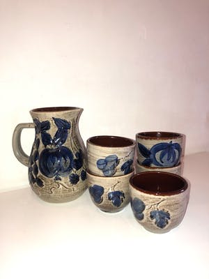 Niet of onleesbaar gesigneerd - Prachtige W-Germany keramiek kan en 5 mokken, in zeer goede staat kopen? Bied vanaf 1!