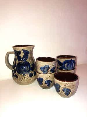 Niet of onleesbaar gesigneerd - Prachtige W-Germany keramiek kan en 5 mokken, in zeer goede staat verkocht voor € 1!