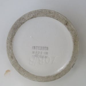 Niet of onleesbaar gesigneerd - Kunstaardewerken schaal op voet met Naieve decoratie kopen? Bied vanaf 10!