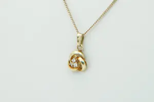125 - Zeer fijn 14 Krt gouden gourmette collier met opengewerkte knoop hanger kopen? Bied vanaf 85!
