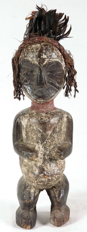 Urhobo - Beschermbeeld met haar van touw en veren kopen? Bied vanaf 1!