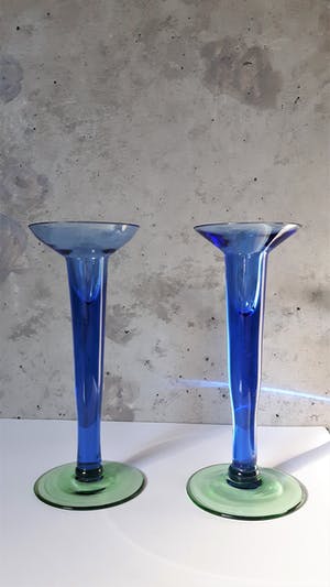 Niet of onleesbaar gesigneerd - Twee design glazen kaarsenhouders blauw met groene voet kopen? Bied vanaf 1!