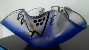 Kosta Boda - Ulrica Hydman-Vallien :Happy Going schaal kopen? Bied vanaf 45!