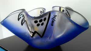 Kosta Boda - Ulrica Hydman-Vallien :Happy Going schaal verkocht voor € 45!