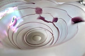 Glashutte Poschinger - Design Schaal - Groot - Handgemaakt - Waaiervormig - Iriserend glas+Purple spots kopen? Bied vanaf 1!