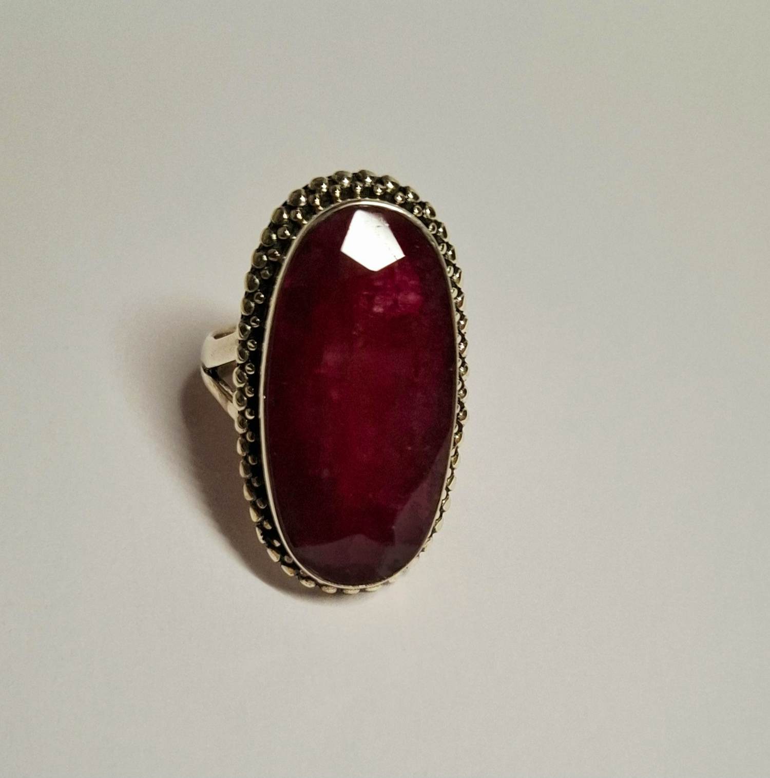 Nieuwe Sterling zilveren ring gezet met facet geslepen Robijn. kopen? Bied vanaf 70!