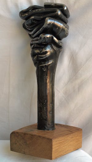 Niet of onleesbaar gesigneerd - Metalen beeld , “Gesmolten…!” – Op hardhouten voet kopen? Bied vanaf 1!