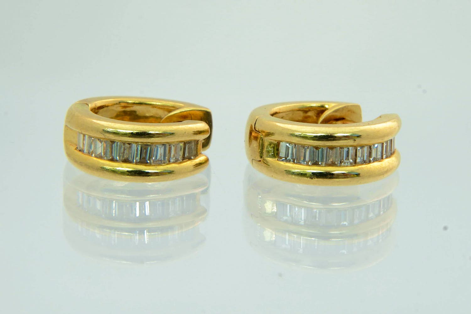 2 - Sierlijk paar 18 Krt geel-goud & diamanten (18 baguettes / 0.40ct) oorclips kopen? Bied vanaf 280!