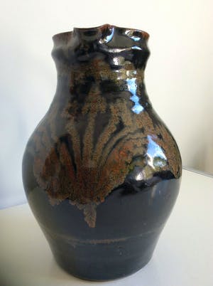 Joop Crompvoets - Zwarte keramiek vaas, floraal decor kopen? Bied vanaf 45!