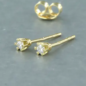 Acheter18k geel gouden solitair oorknoppen bezet met briljant geslepen diamant 0,08ct? Enchérissez de 140!